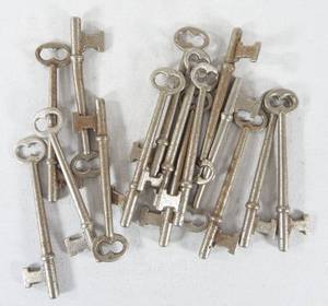 lot 244 image: Lot of 15 Vintage Skeleton Keys
