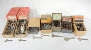 lot 246 image: Large Lot of Assorted Vintage Flat Steel Key Blanks