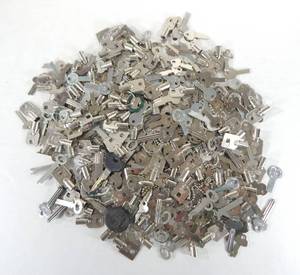 lot 250 image: Huge Lot of Hundreds of Barrel and Assorted Keys and Key Blanks
