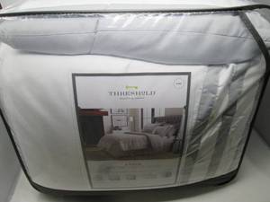 lot 6 image: King Size 8PC Comforter Set...
