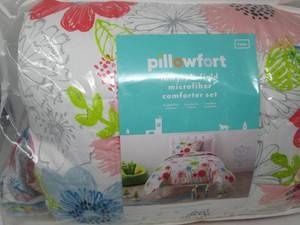 lot 34 image: Pillowfort Twin Comforter Set...
