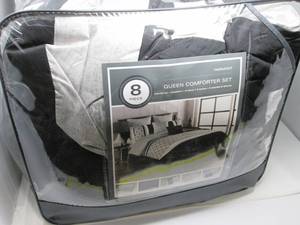 lot 38 image: 8PC. Queen Comforter Set...