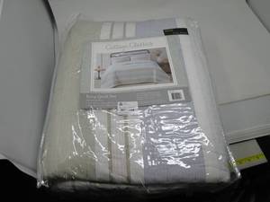 lot 69 image: Cottage Classics King Quilt Set...