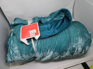 lot 70 image: FullQueen Velvet Teal Quilt...