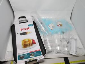 lot 106 image: T-Fal 18X11 Family Griddle, Plastic...