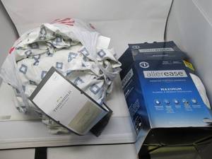 lot 119 image: King Size Sheet Set & Mattress Prot...
