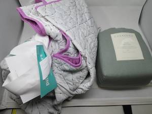 lot 128 image: Twin Sheet Set & Velvety Quilt...