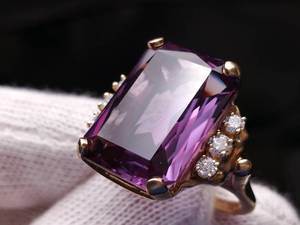 lot 38 image: Stunning Vintage Alexandrite Estate Ring in Yellow Gold $1950