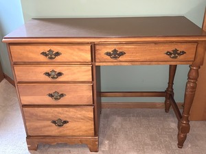 lot 27 image: Desk
