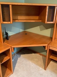 lot 29 image: Corner Oak Desk with Built in Speakers