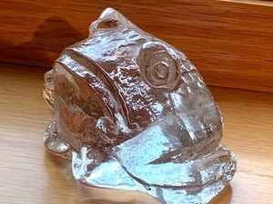 lot 46 image: Pukeberg Sweden Crystal Frog Figurine