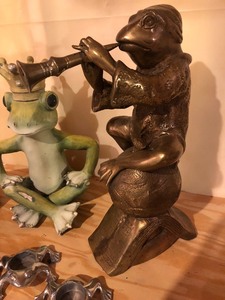 lot 95 image: Frog Decor Lot