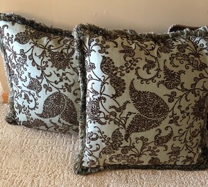 lot 51 image: Lot of Decorative Pillows