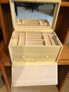 lot 73 image: Large Jewelry Box