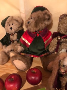 lot 86 image: Lot of 4 Bears and More