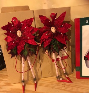 lot 90 image: Christmas Decor Lot