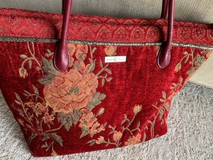 lot 32 image: Isabellas Journey Carpet Bag