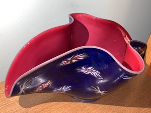 lot 126 image: Gorgeous Art Glass Vase