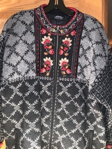 lot 139 image: Icelandic Designs Ladies Zip Up Sweater