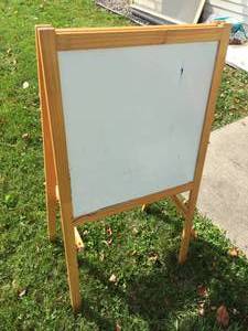 lot 56 image: Childs Chalkboard Easel