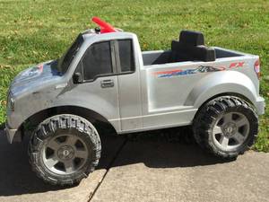 lot 92 image: Fisher Price Power Wheels Electric Car