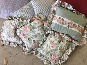 lot 109 image: Large Throw Pillow Lot