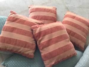 lot 104 image: Throw Pillow Lot