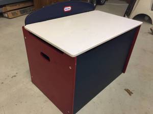 lot 106 image: Little Tykes Wooden Toy Box