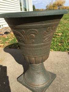 lot 226 image: Master Garden Tumbled Scroll Urn