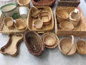 lot 249 image: Large Wicker Lot