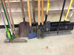 lot 320 image: Long Handled Tool Lot