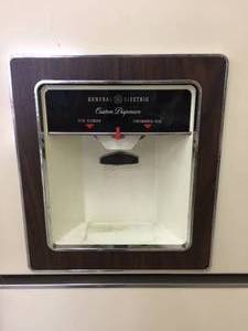 lot 321 image: General Electric Fridge