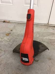lot 322 image: Black And Decker Weed Whip