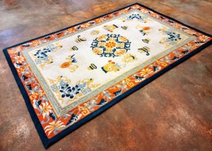 lot 3 image: Large Beautiful Accent Rug