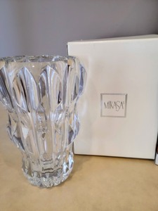 lot 9 image: Crystal Vases