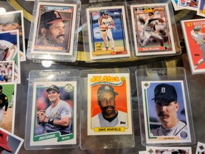 lot 24 image: Lot of Collectible Sports Cards