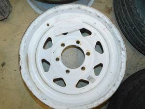lot 112 image: 15 6 Lug White Rim