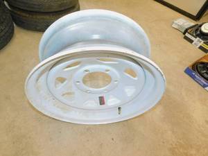 lot 113 image: 16 6 Lug White Rim