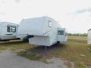 lot 3 image: 2005 Fleetwood RV Pegasus 275RLS
