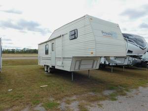 lot 4 image: 1992 28 Fleetwood Prowler