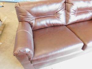 lot 23 image: Thomasville Cougar Sofa
