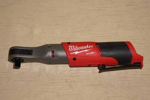 lot 1 image: Milwaukee 12V 12 Cordless Ratchet