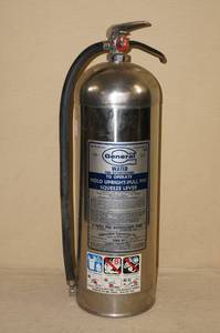 lot 18 image: Vintage General WS-900 Water Fire Extiguisher