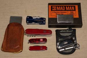 lot 43 image: Pocket Knives, Money Clip