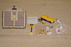 lot 124 image: Vikings Christmas Village Piece and Accessories