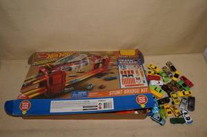 lot 146 image: Hot Wheels Play Set and Some Cars