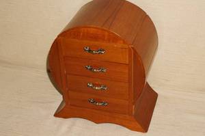 lot 63 image: Small Jewelry Box with Contents