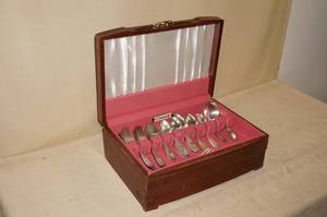 lot 60 image: Rogers Bros Silver Plated Flatware Set