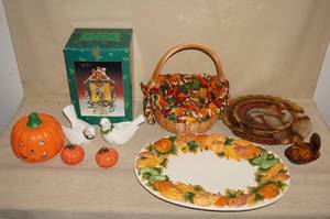 lot 167 image: Holiday Theme Dcor and Serving Pieces