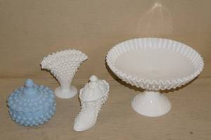 lot 171 image: Milk Glass Serving Pieces